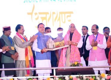 “धाकड़ से धुरंधर” बने धामी—राजनाथ सिंह ने गिनाईं उपलब्धियां।