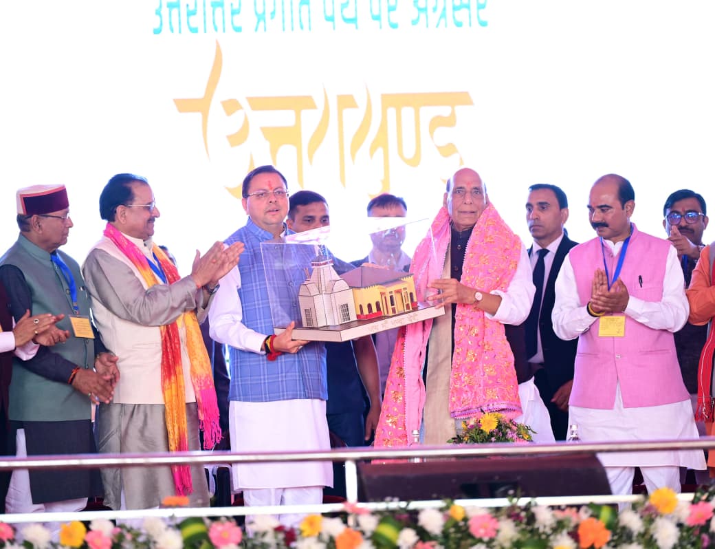 “धाकड़ से धुरंधर” बने धामी—राजनाथ सिंह ने गिनाईं उपलब्धियां।