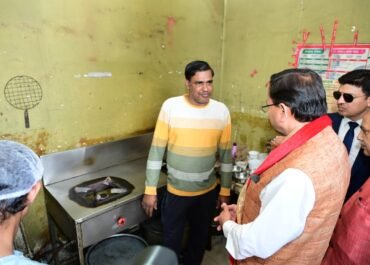 गैस सप्लाई पर मुख्यमंत्री का सरप्राइज निरीक्षण, संचालक ने दी जानकारी।