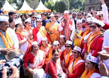 लोक गीतों की धुनों के बीच सीएम आवास में निखरे होली के रंग।