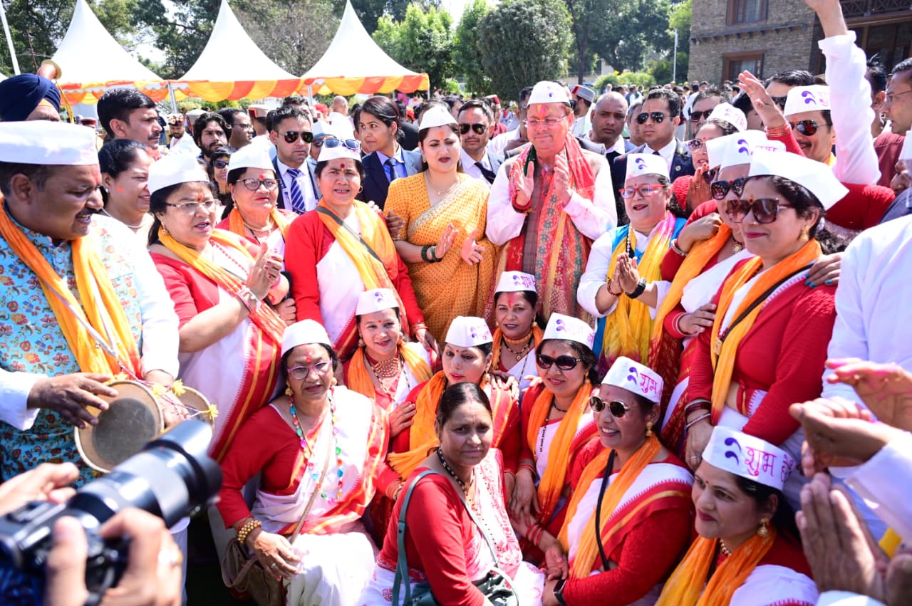 लोक गीतों की धुनों के बीच सीएम आवास में निखरे होली के रंग।