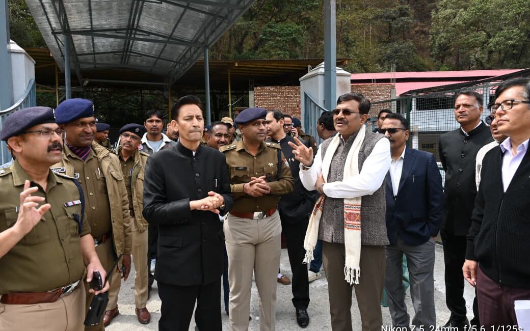 कैंचीधाम जाम से राहत की तैयारी, मुख्य सचिव आनंद बर्द्धन ने किया स्थलीय निरीक्षण।