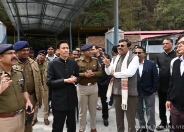 कैंचीधाम जाम से राहत की तैयारी, मुख्य सचिव आनंद बर्द्धन ने किया स्थलीय निरीक्षण।
