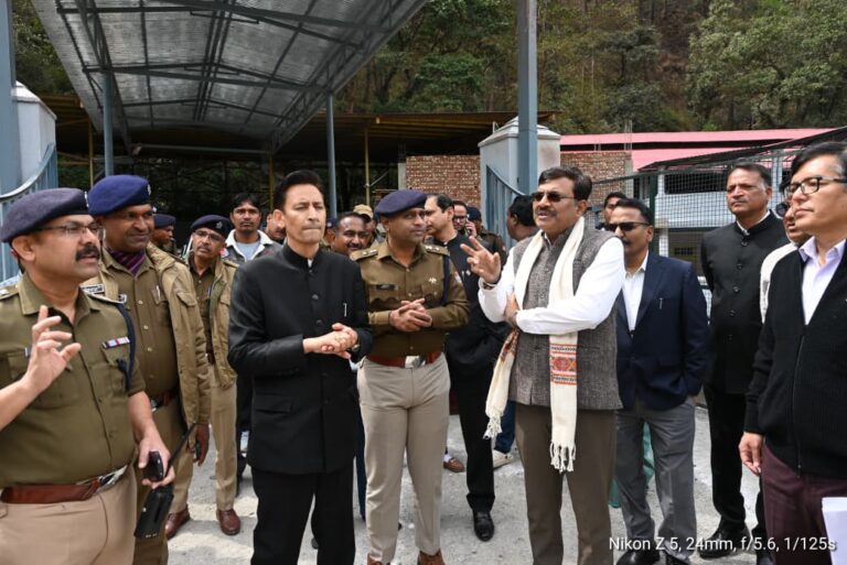 कैंचीधाम जाम से राहत की तैयारी, मुख्य सचिव आनंद बर्द्धन ने किया स्थलीय निरीक्षण।