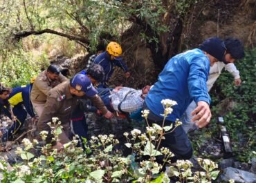 गेठिया के पास दर्दनाक हादसा: खाई में गिरी कार, 2 की मौत, 2 घायल।