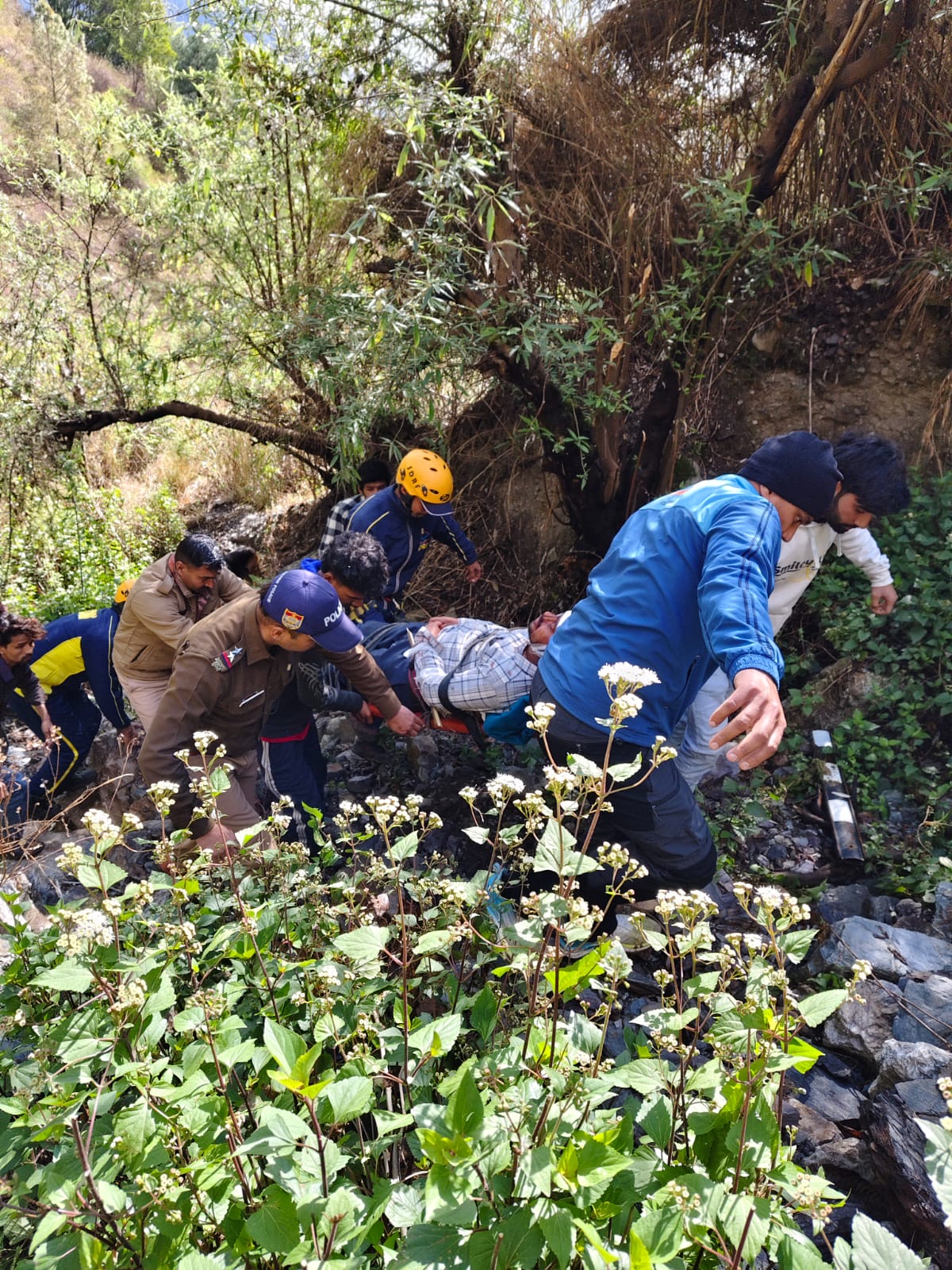 गेठिया के पास दर्दनाक हादसा: खाई में गिरी कार, 2 की मौत, 2 घायल।