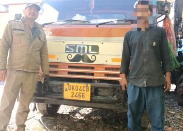 नशे में ट्रक दौड़ाना पड़ा भारी, काठगोदाम पुलिस की कार्रवाई—चालक गिरफ्तार, वाहन सीज।