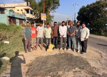 हादसों पर ‘वार’—युवाओं ने खुद भरे हाईवे के गड्ढे, दिया सुरक्षित सफर का संदेश।