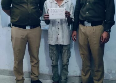 चेकिंग के दौरान पुलिस के हत्थे चढ़ा युवक, तलाशी में मिला अवैध चाकू।