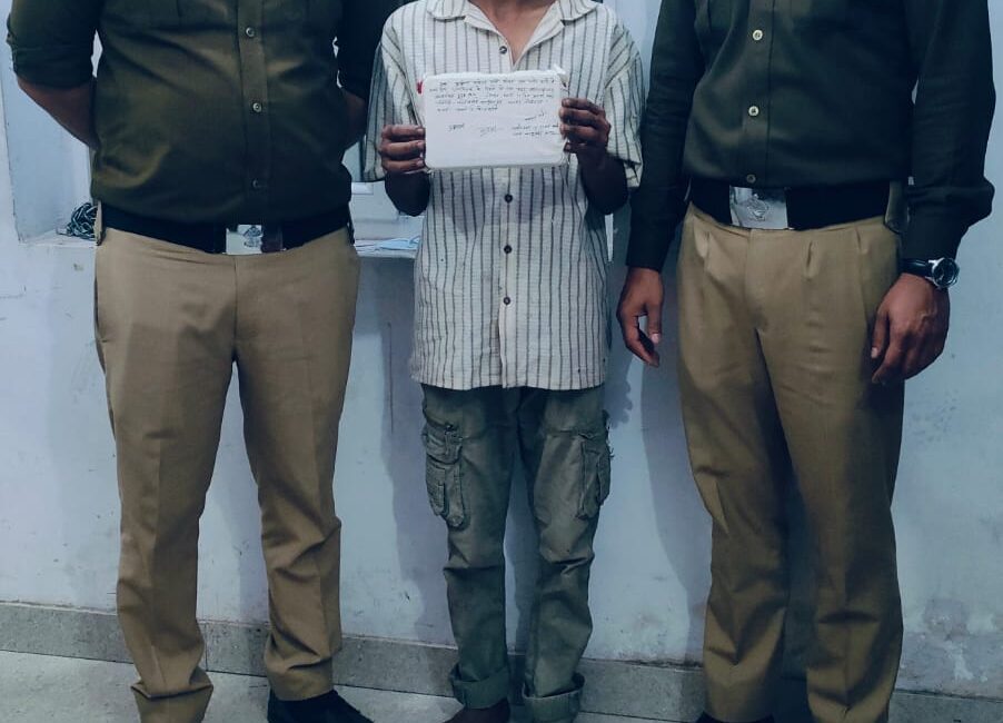 चेकिंग के दौरान पुलिस के हत्थे चढ़ा युवक, तलाशी में मिला अवैध चाकू।