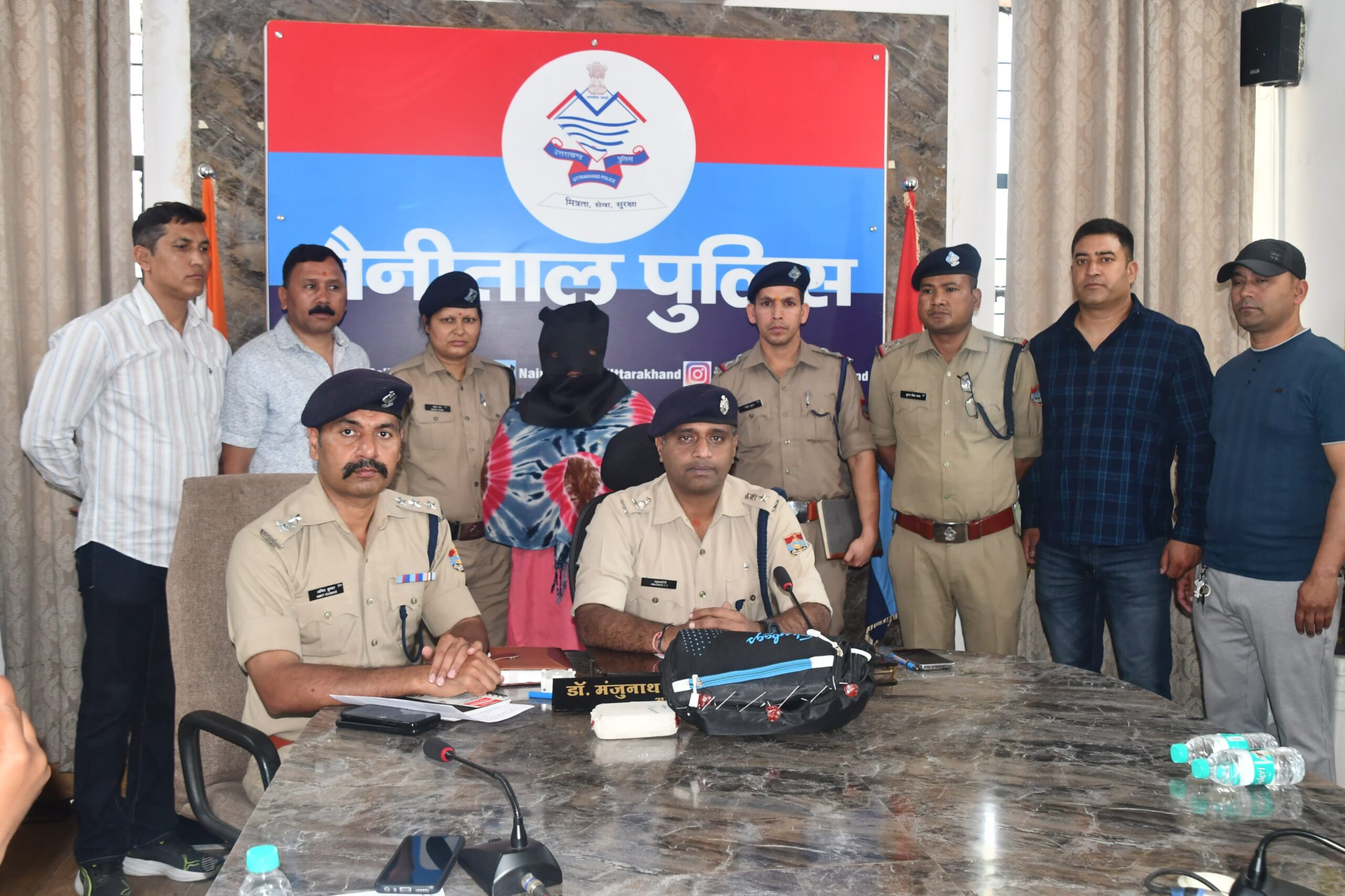 मुख्यमंत्री उत्तराखंड के "ड्रग्स फ्री देवभूमि मिशन" के सपने को साकार करते डॉ0 मंजूनाथ टीसी, एसओजी व हल्द्वानी पुलिस की बड़ी कामयाबी, 60 लाख की 203 ग्राम स्मैक के साथ महिला तस्कर दबोची,  SSP ने टीम को किया सम्मानित “नशे के सौदागरों का अब होगा पूरा सफाया”