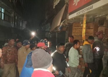 तल्लीताल बाजार में भीषण आग, पुलिस-फायर की तत्परता से टला बड़ा हादसा।