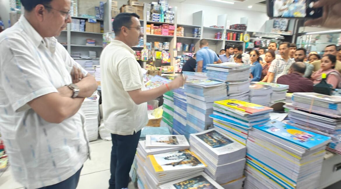 "बच्चों की पढ़ाई के नाम पर लूट! प्रशासन ने खोली महंगी किताबों की पोल"