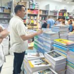 "बच्चों की पढ़ाई के नाम पर लूट! प्रशासन ने खोली महंगी किताबों की पोल"