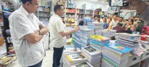 "बच्चों की पढ़ाई के नाम पर लूट! प्रशासन ने खोली महंगी किताबों की पोल"