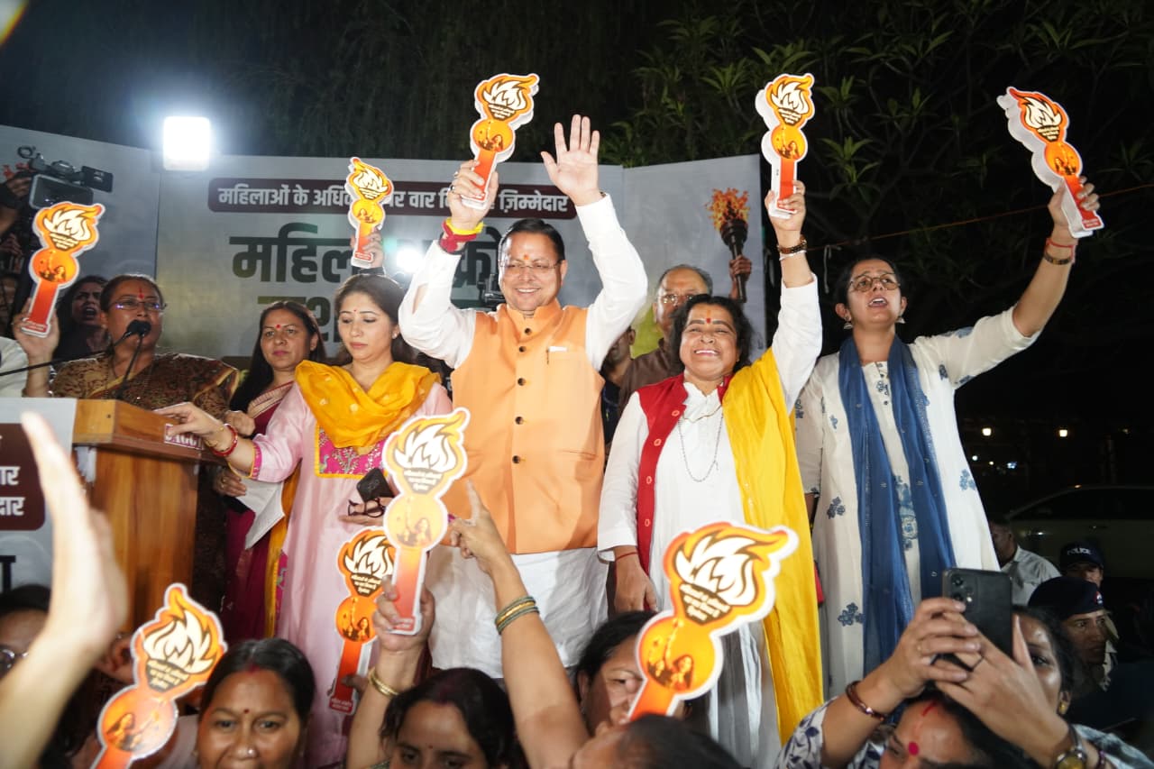देहरादून में महिला शक्ति का प्रदर्शन, मशाल यात्रा से उठा अधिकारों का सवाल।