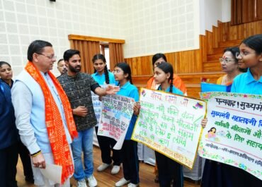 जनसुनवाई में CM धामी ने सुनीं समस्याएं, कई मामलों का मौके पर समाधान।