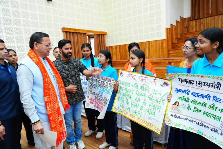 जनसुनवाई में CM धामी ने सुनीं समस्याएं, कई मामलों का मौके पर समाधान।