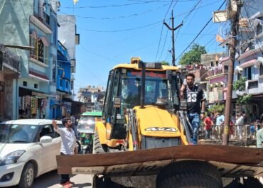 सड़क अतिक्रमण पर प्रशासन का एक्शन: खड़े वाहन चिन्हित, सड़क किनारे रखा सामान जब्त।