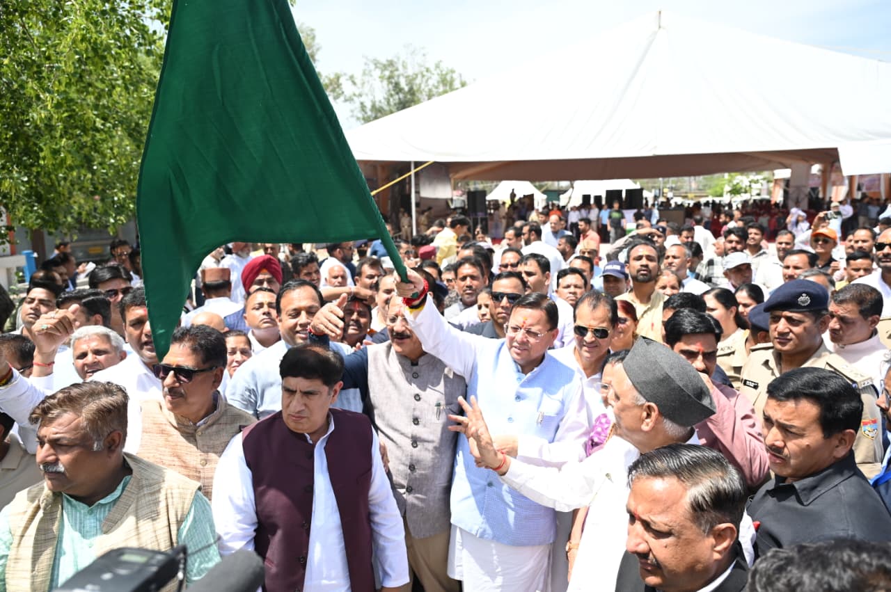ऋषिकेश से चारधाम यात्रा-2026 का शुभारम्भ, सीएम धामी ने बसों को दिखाई हरी झंडी।