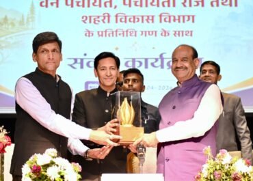 नैनीताल में लोकसभा अध्यक्ष का संदेश: पर्यावरण संरक्षण के लिए जनभागीदारी और पारंपरिक ज्ञान जरूरी।