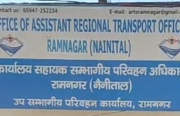 रामनगर में स्कूल बसों की लापरवाही, सुरक्षा नियम तार-तार—मासूम बच्चों की जान जोखिम में, जिम्मेदार विभाग बेखबर।