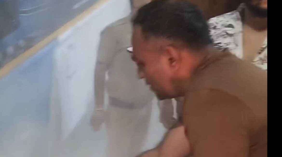 कर्तव्यपरायणता की मिसाल: जब एसएसपी मंजुनाथ टीसी की पैनी नजरों ने भांप लिया बड़ा खतरा,  आग लगी बस को एसएसपी ने ओवरटेक कर टायर में लगी आग पर पाया काबू, बीच सड़क पर स्वयं मोर्चा संभाल कर बचाई 10 यात्रियों की जान, राहगीरों ने की नैनीताल के SSP की तारीफ।