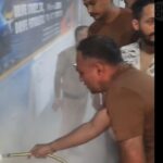 कर्तव्यपरायणता की मिसाल: जब एसएसपी मंजुनाथ टीसी की पैनी नजरों ने भांप लिया बड़ा खतरा,  आग लगी बस को एसएसपी ने ओवरटेक कर टायर में लगी आग पर पाया काबू, बीच सड़क पर स्वयं मोर्चा संभाल कर बचाई 10 यात्रियों की जान, राहगीरों ने की नैनीताल के SSP की तारीफ।