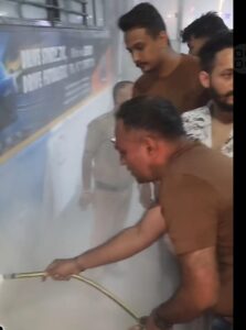 कर्तव्यपरायणता की मिसाल: जब एसएसपी मंजुनाथ टीसी की पैनी नजरों ने भांप लिया बड़ा खतरा,  आग लगी बस को एसएसपी ने ओवरटेक कर टायर में लगी आग पर पाया काबू, बीच सड़क पर स्वयं मोर्चा संभाल कर बचाई 10 यात्रियों की जान, राहगीरों ने की नैनीताल के SSP की तारीफ।