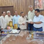 राज्य आंदोलनकारियों ने डीएम को सौंपा ज्ञापन, समस्याओं के समाधान की उठाई मांग।