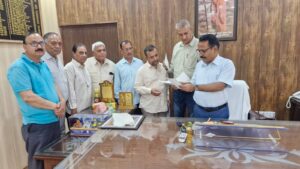 राज्य आंदोलनकारियों ने डीएम को सौंपा ज्ञापन, समस्याओं के समाधान की उठाई मांग।