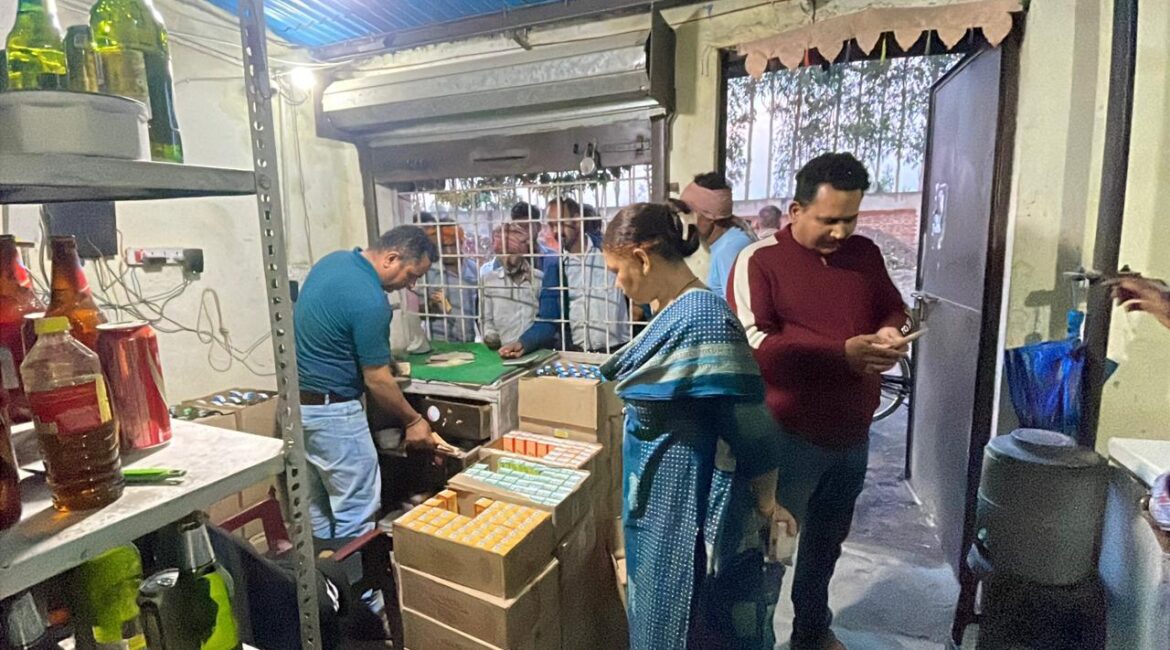 शराब दुकानों पर ताबड़तोड़ छापेमारी—ओवररेटिंग का बड़ा खुलासा, कई अनियमितताएं उजागर।