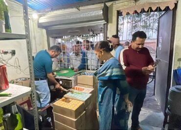 शराब दुकानों पर ताबड़तोड़ छापेमारी—ओवररेटिंग का बड़ा खुलासा, कई अनियमितताएं उजागर।