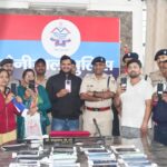 जब कप्तान खुद मैदान में हों, तो खुशियाँ लौट ही आती हैं! – कप्तान डॉ0 मंजुनाथ टीसी ने 37 लाख के 200 खोए फोन सौंपकर कहा- 'आपकी अमानत, आपके हाथ' फरियादियों ने कहा THANKYOU नैनीताल पुलिस।