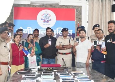 जब कप्तान खुद मैदान में हों, तो खुशियाँ लौट ही आती हैं! – कप्तान डॉ0 मंजुनाथ टीसी ने 37 लाख के 200 खोए फोन सौंपकर कहा- ‘आपकी अमानत, आपके हाथ’ फरियादियों ने कहा THANKYOU नैनीताल पुलिस।