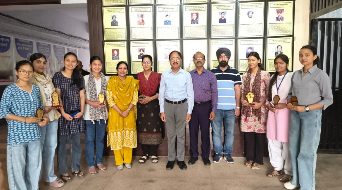 रामनगर कॉलेज में सृजनात्मकता की झलक, प्रतियोगिता में बढ़-चढ़कर भागीदारी।