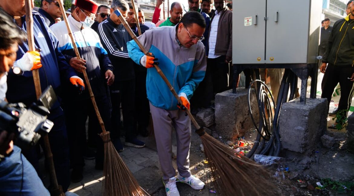 “स्वेच्छा से स्वच्छता” अभियान में उतरे मुख्यमंत्री, खुद संभाली झाड़ू — दिया बड़ा संदेश।