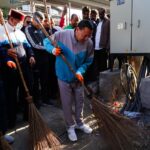 “स्वेच्छा से स्वच्छता” अभियान में उतरे मुख्यमंत्री, खुद संभाली झाड़ू — दिया बड़ा संदेश।