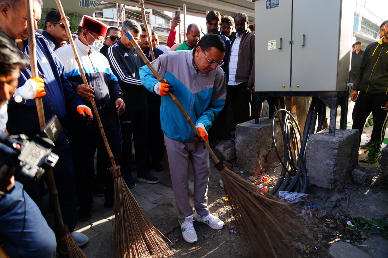 “स्वेच्छा से स्वच्छता” अभियान में उतरे मुख्यमंत्री, खुद संभाली झाड़ू — दिया बड़ा संदेश।