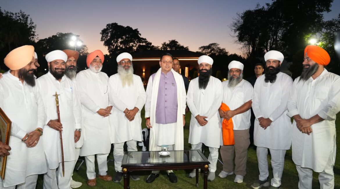 बैसाखी पर सीएम पुष्कर सिंह धामी से सिख प्रतिनिधिमंडल की भेंट, सरोपा भेंट कर जताया आभार।