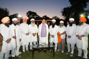 बैसाखी पर सीएम पुष्कर सिंह धामी से सिख प्रतिनिधिमंडल की भेंट, सरोपा भेंट कर जताया आभार।