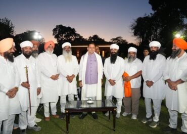 बैसाखी पर सीएम पुष्कर सिंह धामी से सिख प्रतिनिधिमंडल की भेंट, सरोपा भेंट कर जताया आभार।