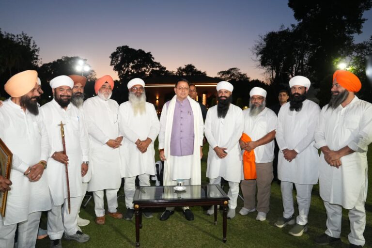 बैसाखी पर सीएम पुष्कर सिंह धामी से सिख प्रतिनिधिमंडल की भेंट, सरोपा भेंट कर जताया आभार।
