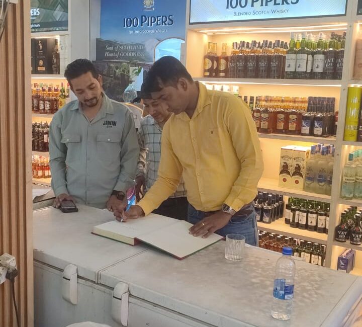 हल्द्वानी में शराब दुकानों पर प्रशासन का शिकंजा, 12 दुकानों में मिली गड़बड़ी।