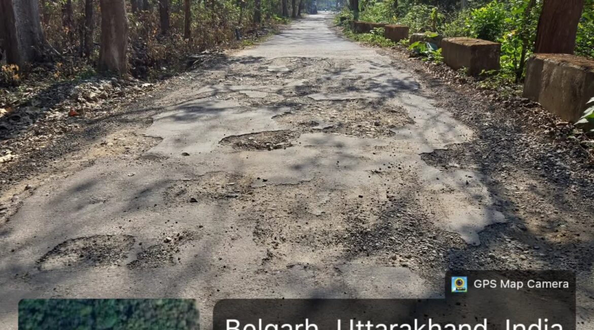 क्यारी रोड पर गड्ढों का राज, विकास के दावों की खुली पोल।