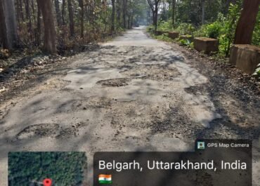 क्यारी रोड पर गड्ढों का राज, विकास के दावों की खुली पोल।