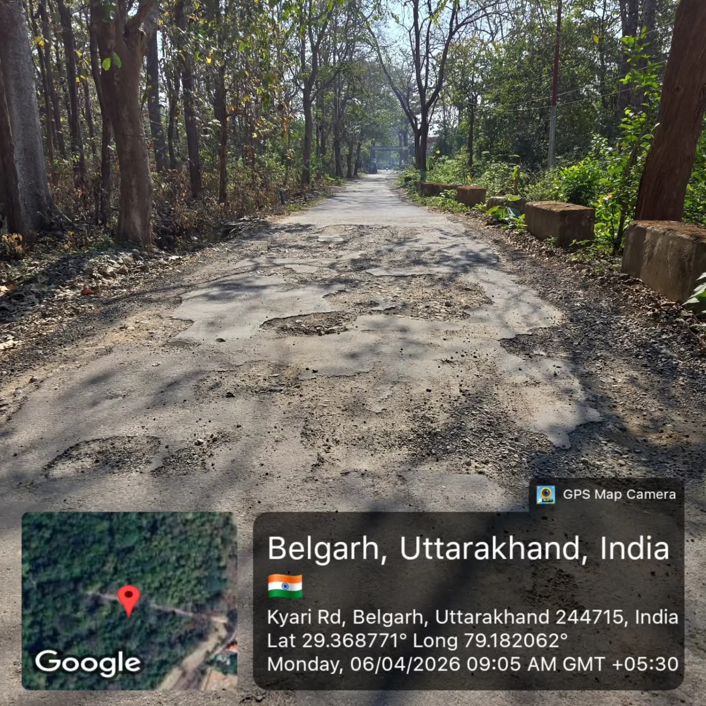 क्यारी रोड पर गड्ढों का राज, विकास के दावों की खुली पोल।