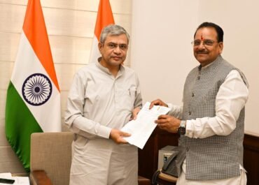 सांसद अजय भट्ट ने रेल मंत्री से की मुलाकात, क्षेत्रीय रेल समस्याओं को उठाया।