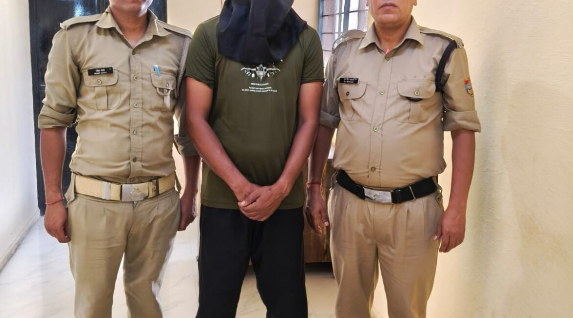 आर्मी की वर्दी में घूम रहा फर्जी “मेजर” गिरफ्तार, पुलिस की सतर्कता से खुला राज।