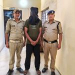 आर्मी की वर्दी में घूम रहा फर्जी “मेजर” गिरफ्तार, पुलिस की सतर्कता से खुला राज।